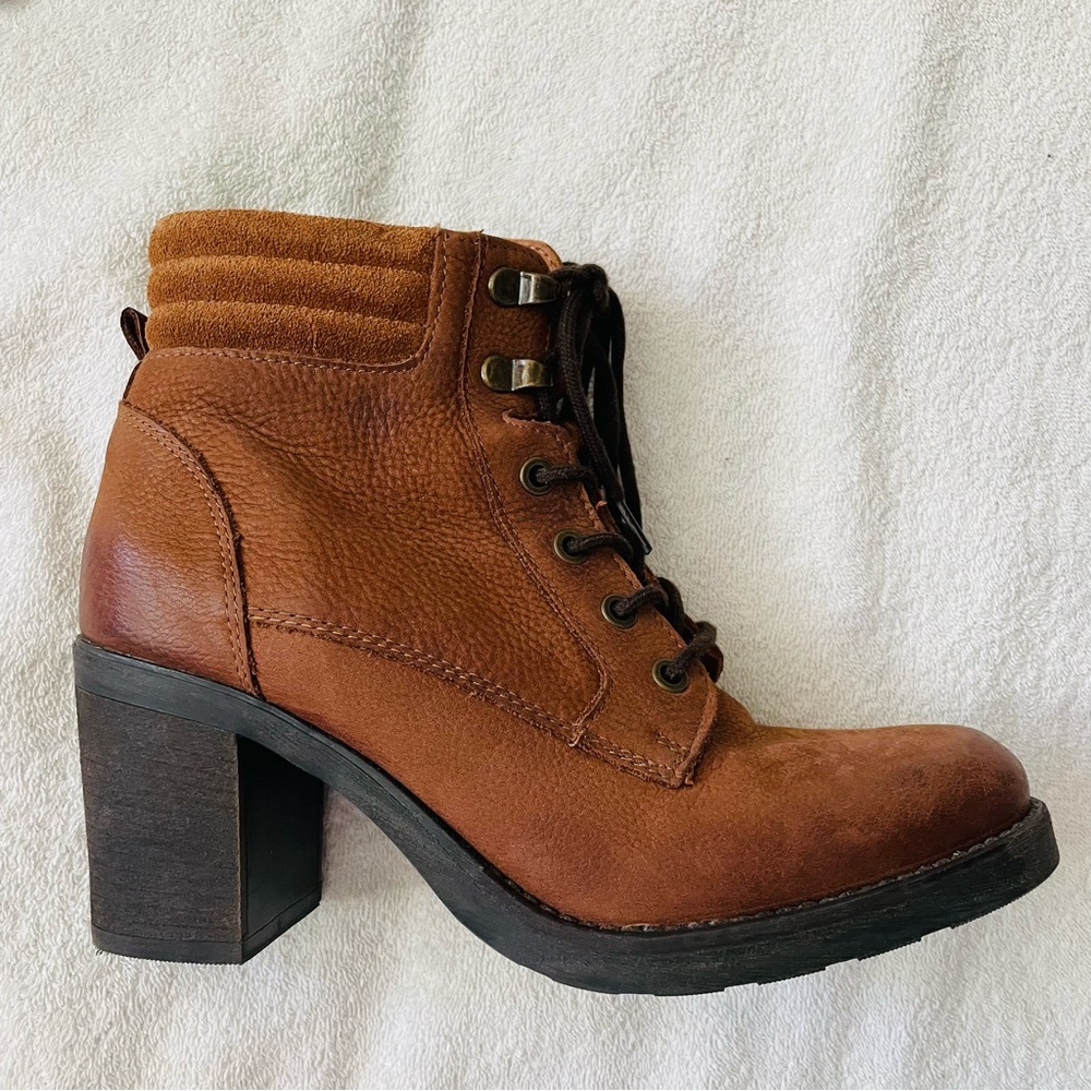 Cozy leather winter boots with Sherpa lining